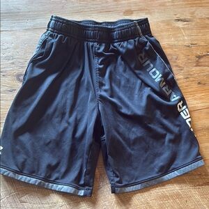 Under Armour Boys shorts youth medium